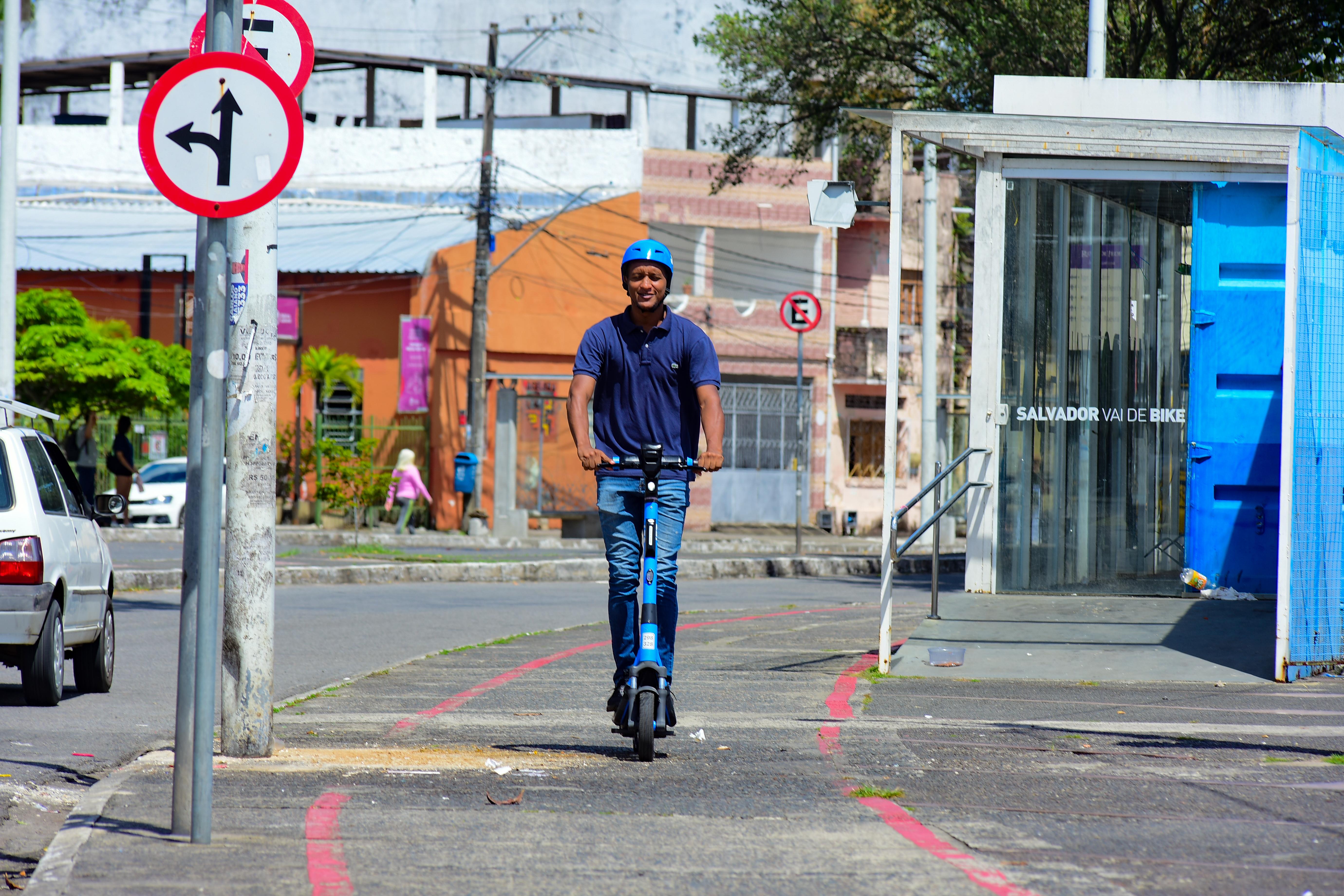 Patinetes elétricos completam um ano de operação regulamentada em Salvador com mais de 500 mil viagens realizadas