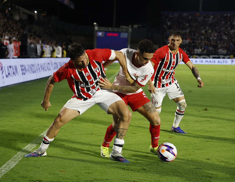 São Paulo vence o Bragantino e avança à semifinal do Paulista