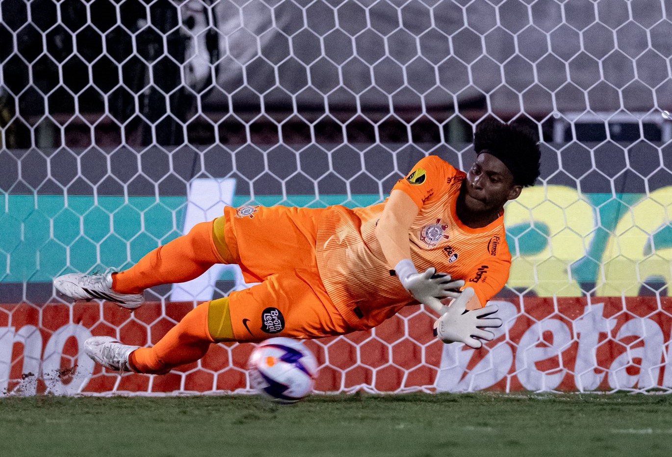 Nos pênaltis, Corinthians bate Portuguesa e vai à semifinal do Paulistão