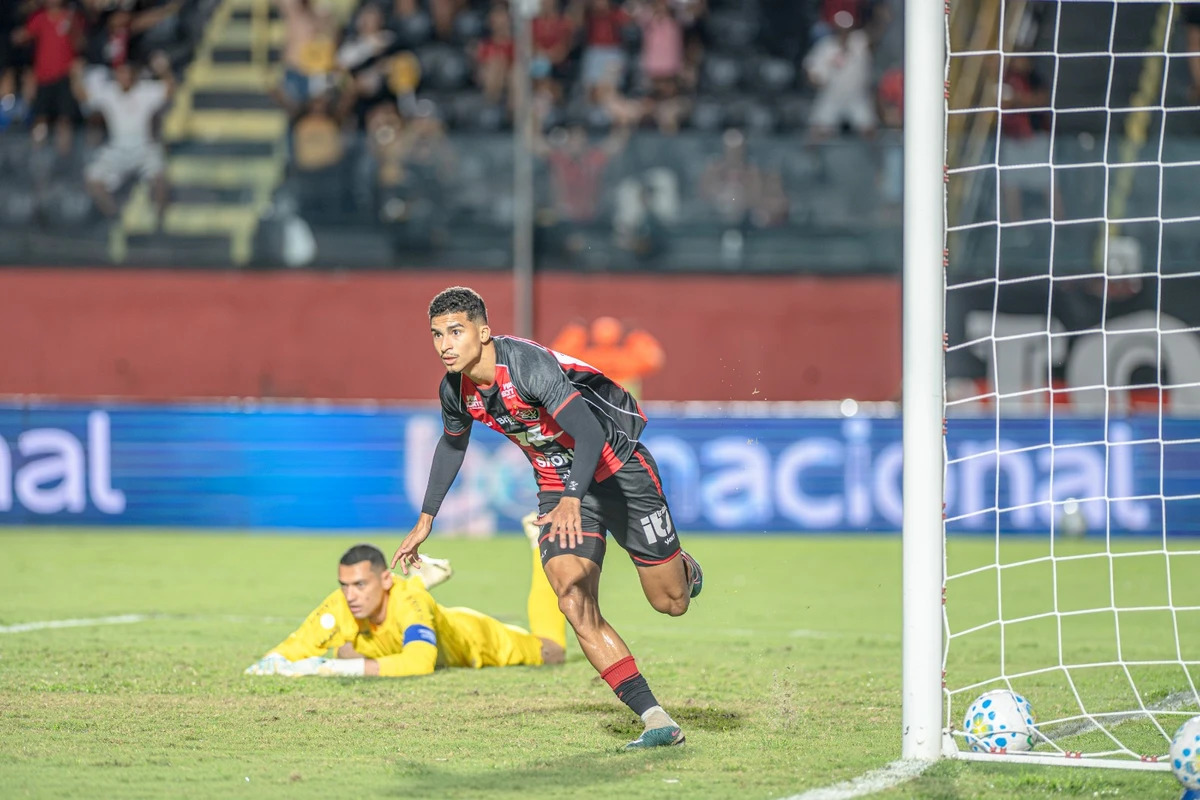 Vitória goleia o Athletico-PR e avança às quartas de final da Copa do Brasil