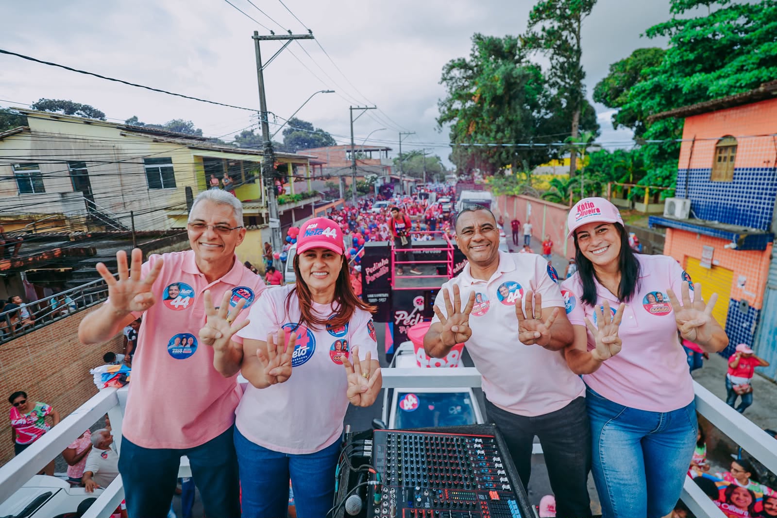 Onda Rosa 44 reúne apoiadores e lideranças em nova caminhada de Kátia Oliveira em Simões Filho
