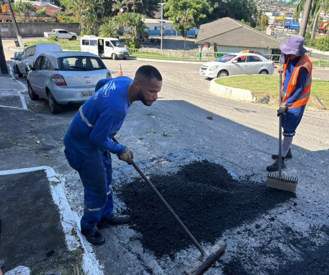 Prefeitura reforça manutenção viária com operação tapa-buracos em vários bairros
