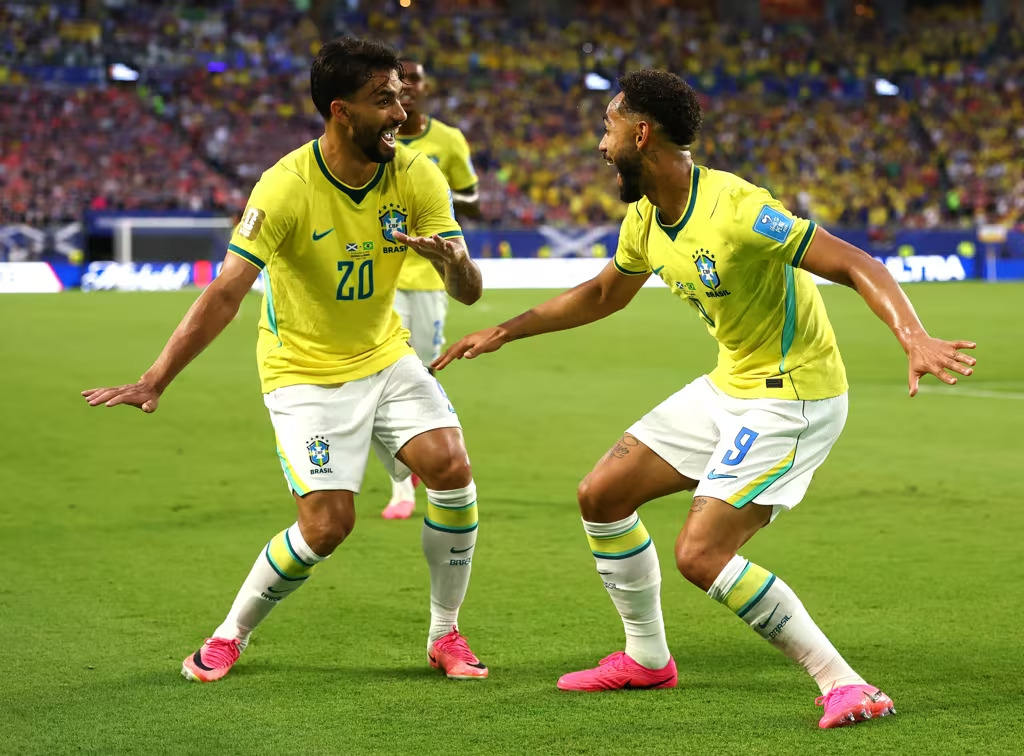 Brasil faz 3 na Escócia e avança em 1º
