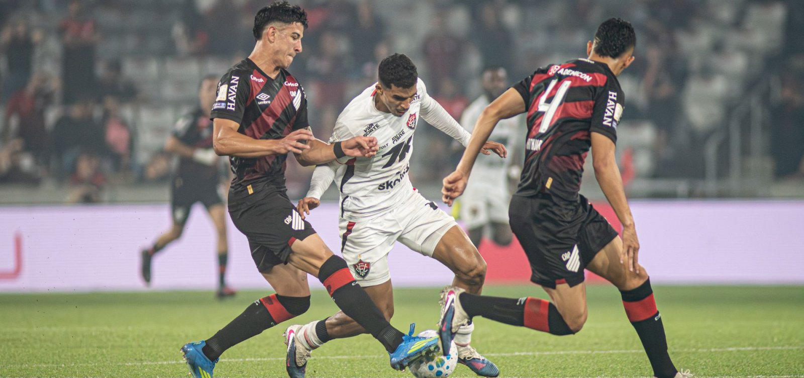 Vitória perde  para o Athletico-PR e segue sem vencer fora de casa