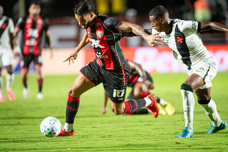Vitória encara o Vasco, em São Januário, pelo jogo de ida das quartas de final da Copa do Brasil