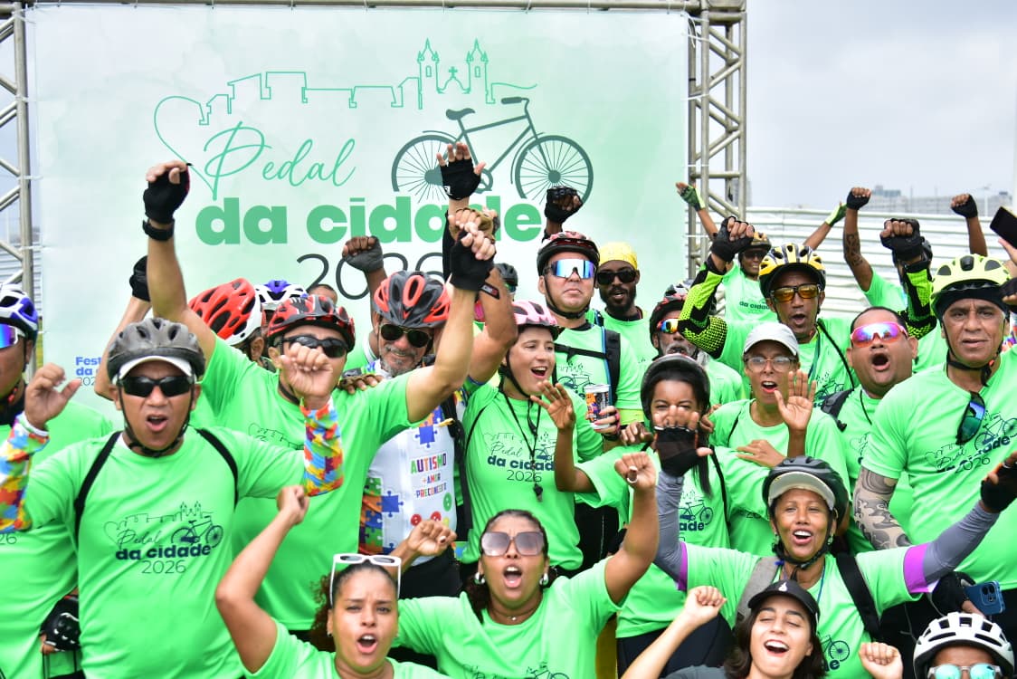 Pedal da Cidade reúne ciclistas para passeio pela orla de Salvador em celebração aos 477 anos da capital baiana