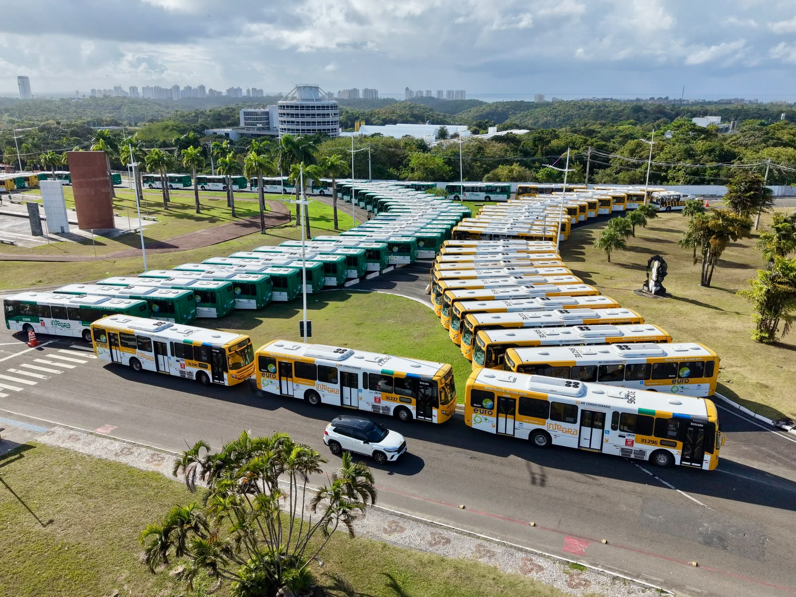 Novos ônibus entregues pela Prefeitura já estão em circulação em Salvador; veja linhas que serão atendidas