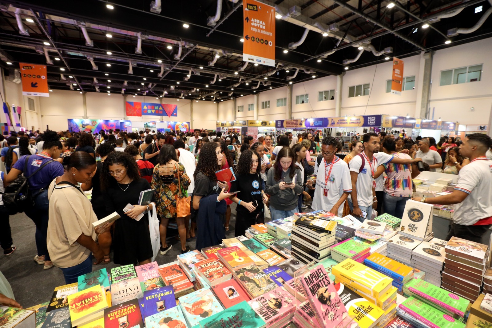 Governo da Bahia promove a diversidade literária na Bienal do Livro 2026