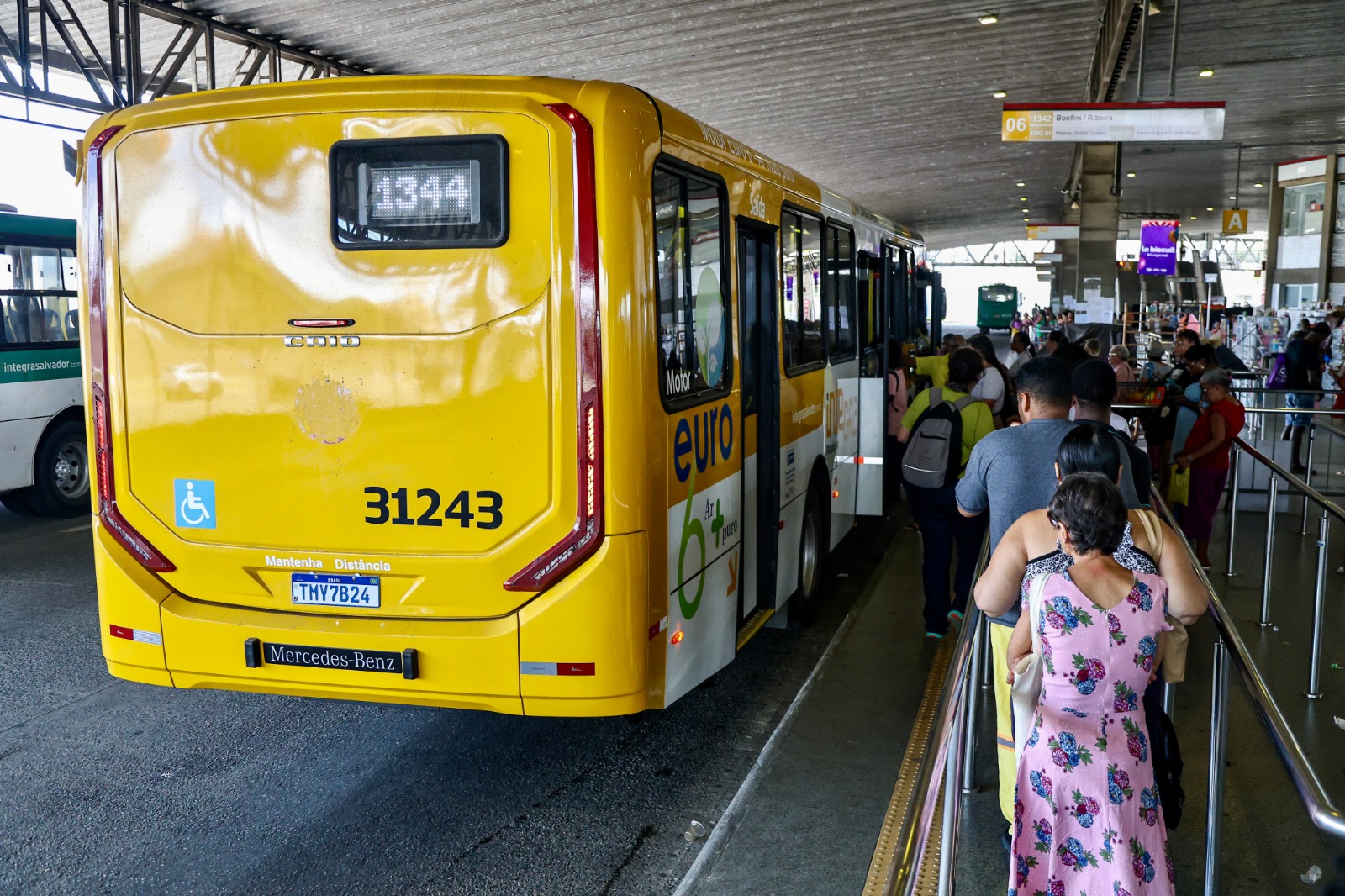 Novos ônibus já circulam em Salvador e passageiros destacam conforto e tecnologia
