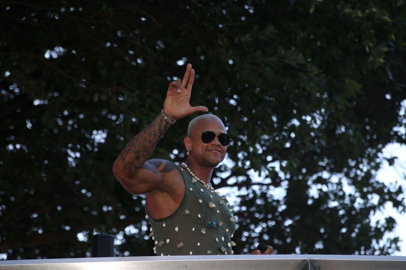 Trio pipoca de Léo Santana agita foliões no Campo Grande