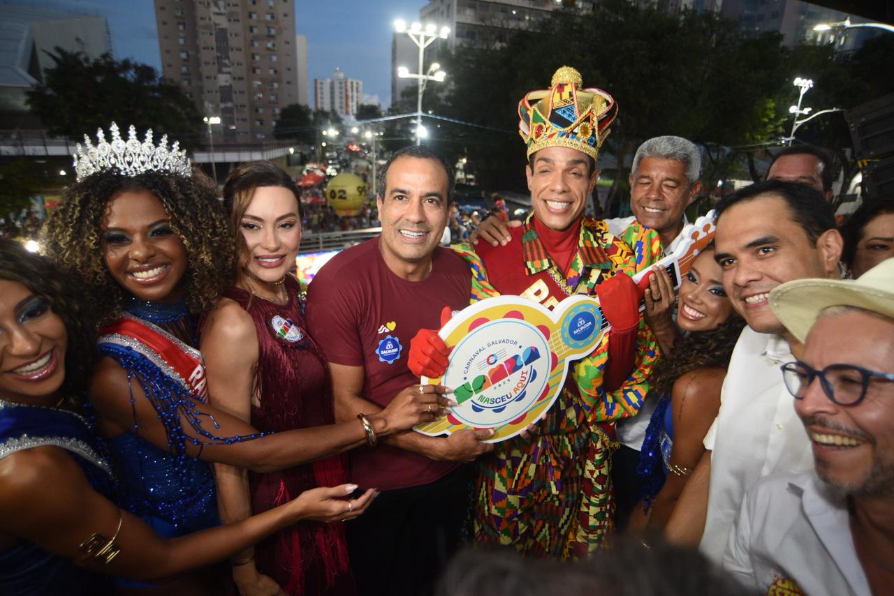 Prefeito entrega a chave da cidade ao Rei Momo e abre oficialmente o Carnaval de Salvador
