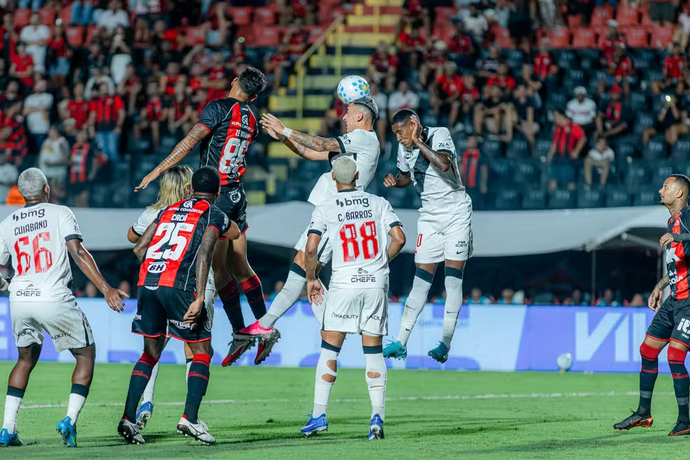 Vitória vence o Vasco no retorno do Brasileirão