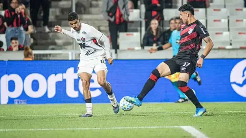 Vitória perde para o Athletico-PR na Arena da Baixada