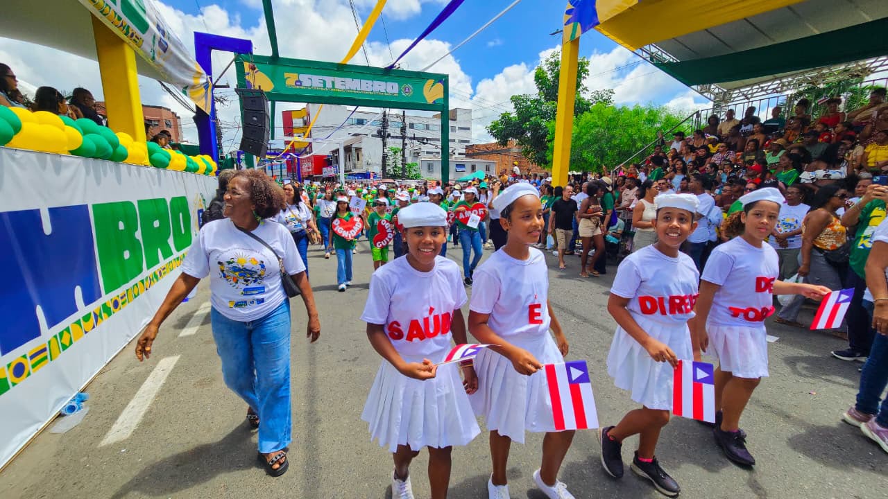 Escolas dão vida ao tema da Independência e estudante é premiado durante desfile em Simões Filho