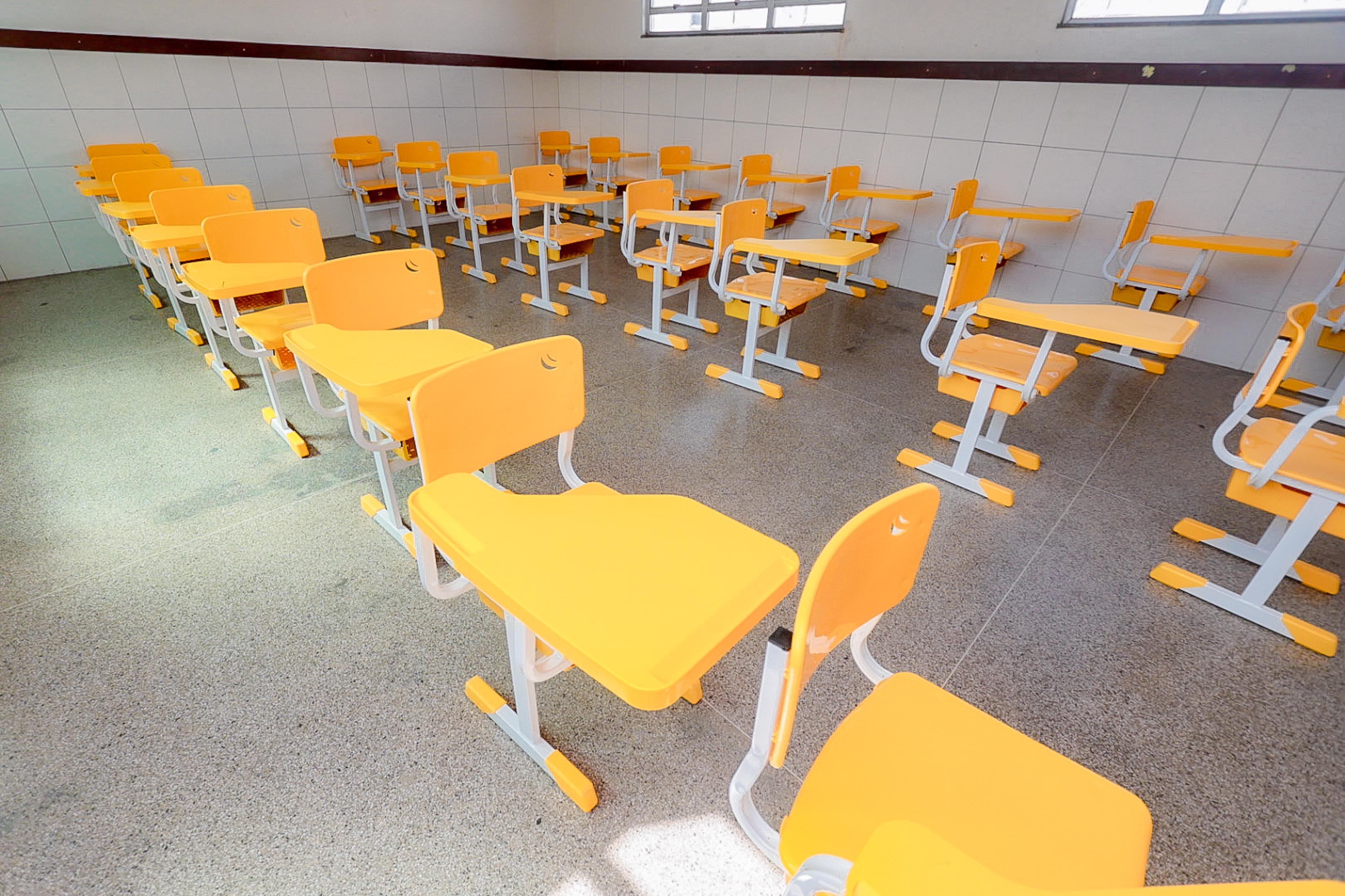 Prefeitura inicia entrega de novas carteiras escolares para unidades da rede municipal