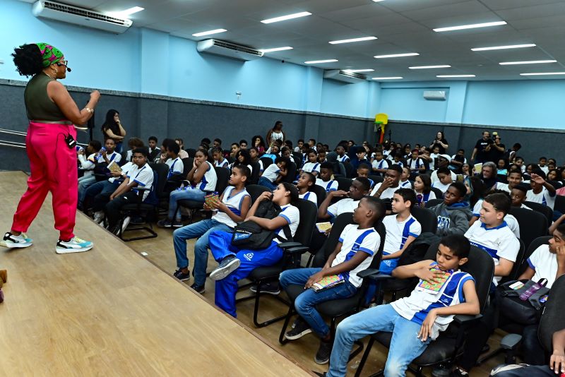Bienal nas Escolas leva autores da literatura para estudantes da rede municipal de Salvador