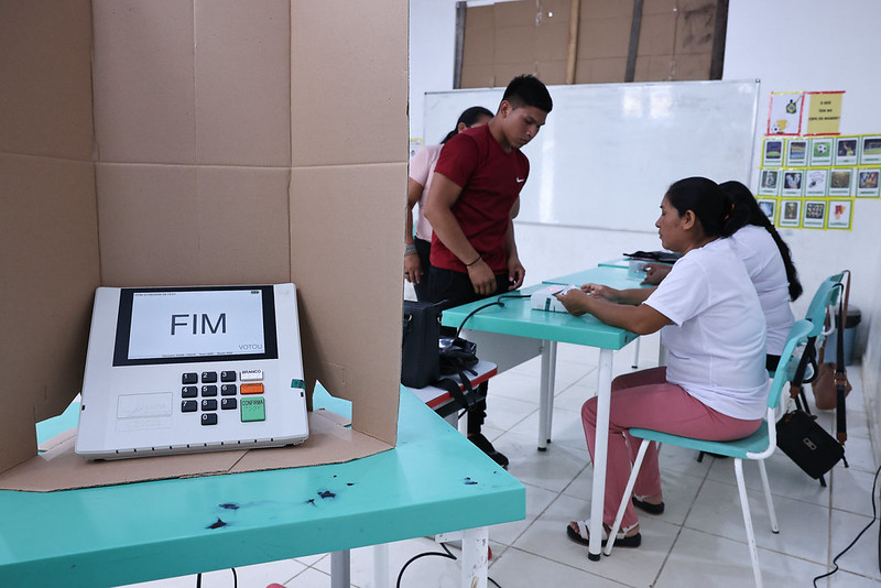 Estar longe de casa não é motivo para ficar sem votar. Confira o passo a passo de como pedir o voto em trânsito antes do prazo se encerrar