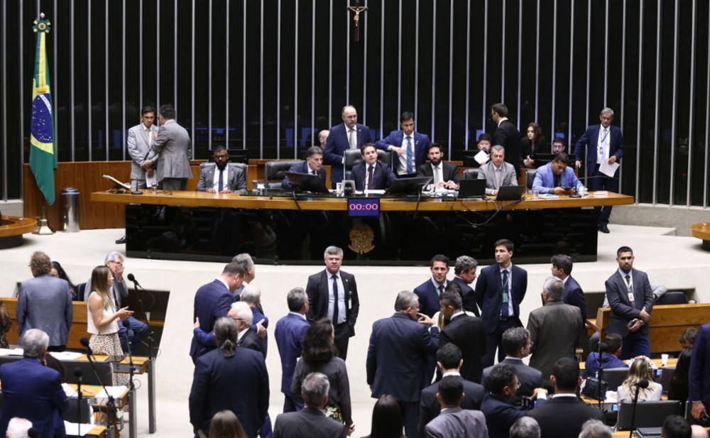 Fim da escala 6x1 ganha força no Congresso e acende alerta no setor produtivo