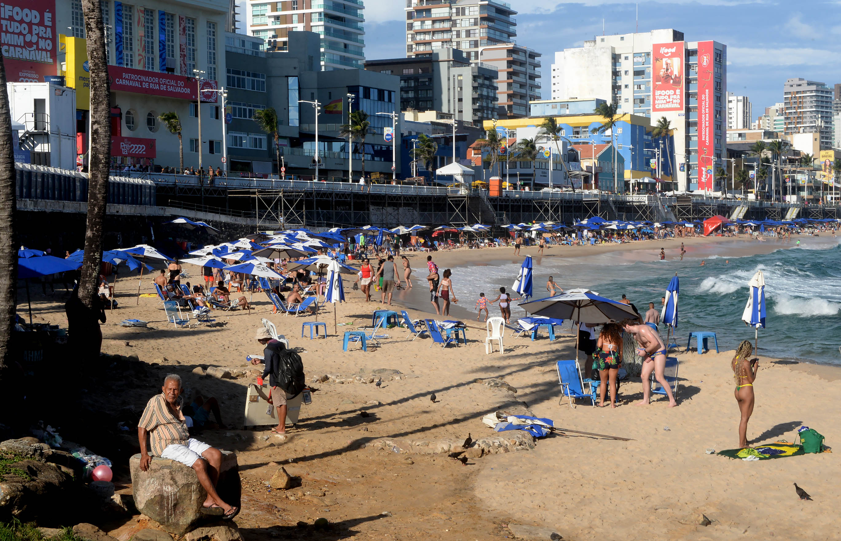 Turistas aproveitam as praias de Salvador após o Carnaval