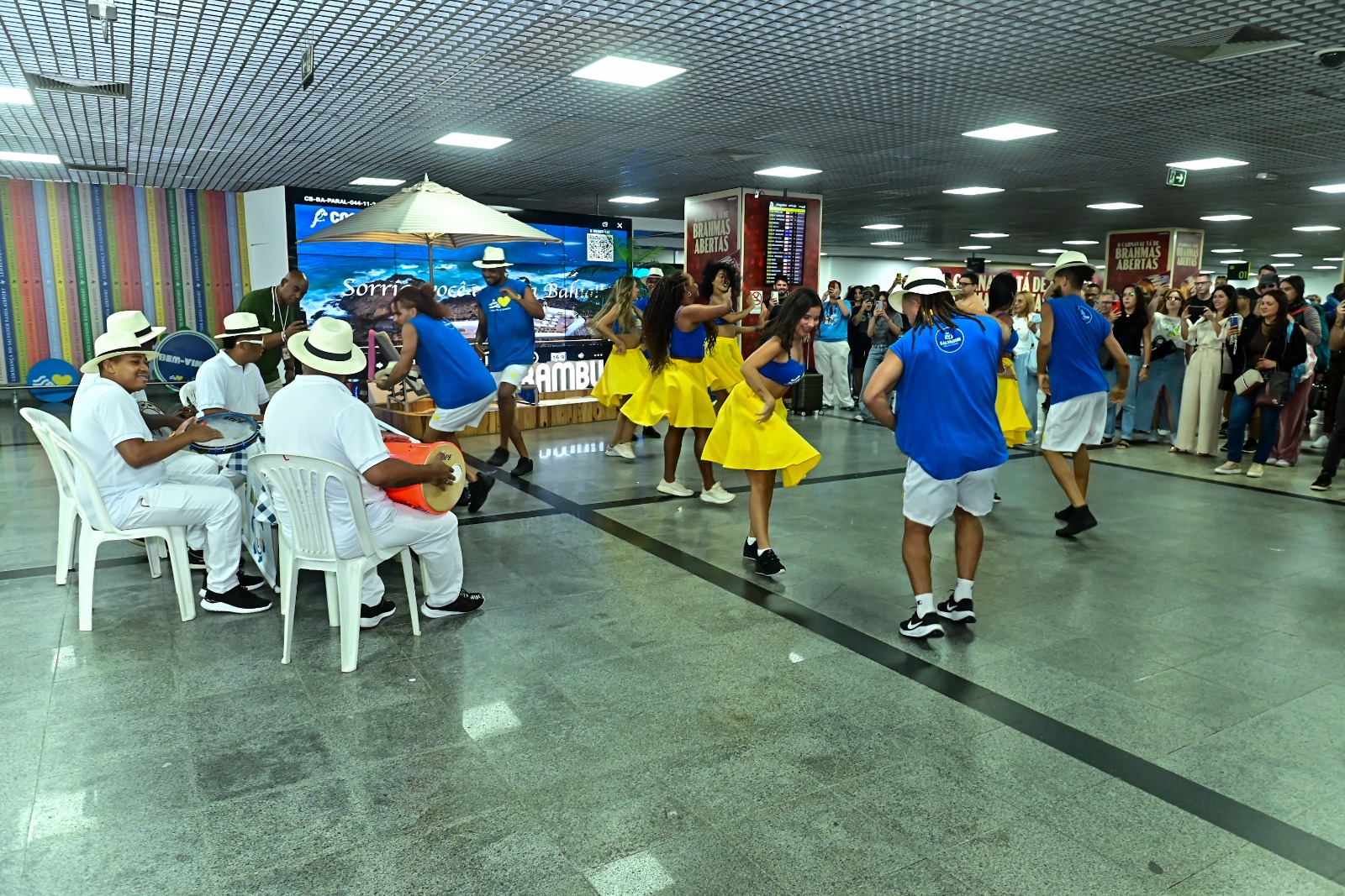 Receptivo especial anima desembarque de turistas no Aeroporto de Salvador durante o Carnaval