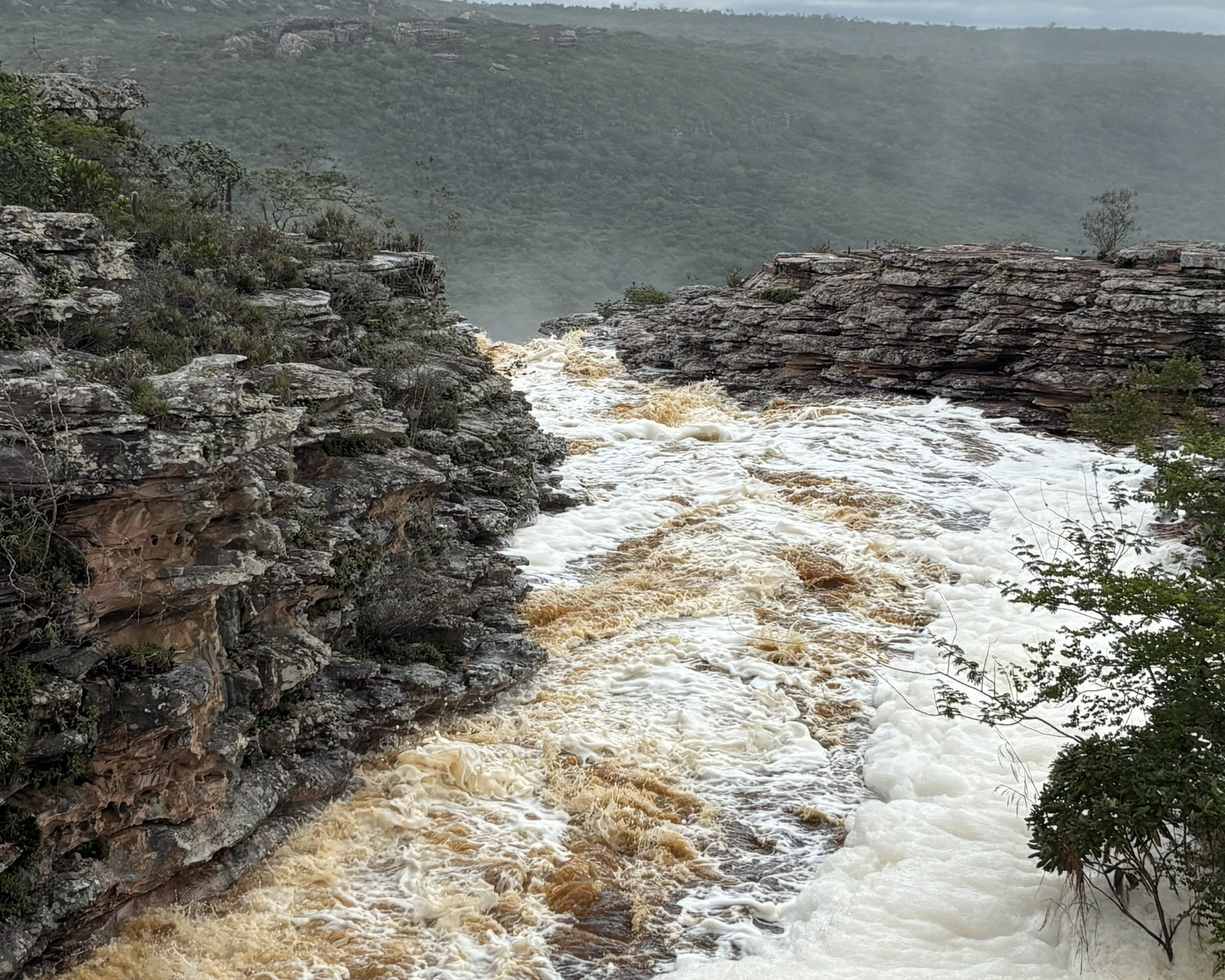 Chuvas intensas renovam paisagem da Cachoeira do Ferro Doido e reforçam alerta para visitação segura em Morro do Chapéu