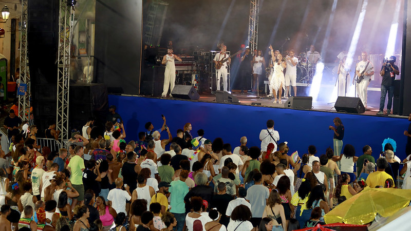 Palco Axé Pelô, no Circuito Batatinha, atrai foliões de todas as idades para o Centro Histórico