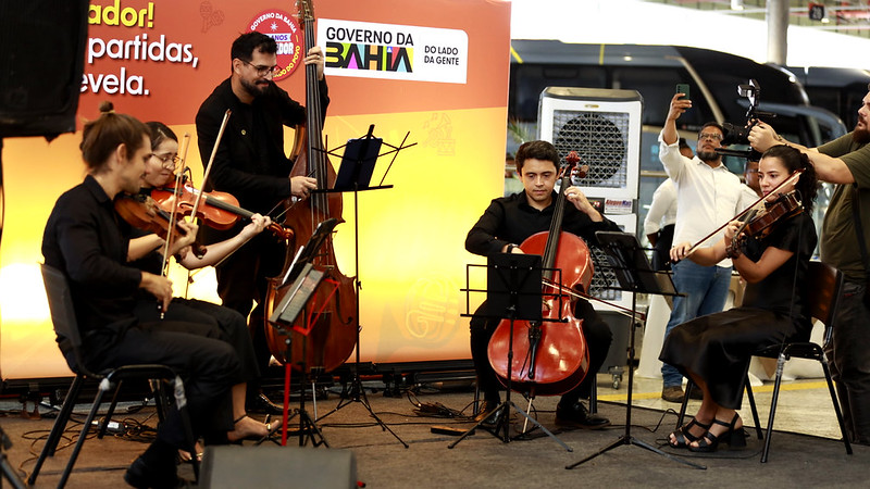 No aniversário de Salvador, governador acompanha apresentação do Neojiba na Nova Rodoviária