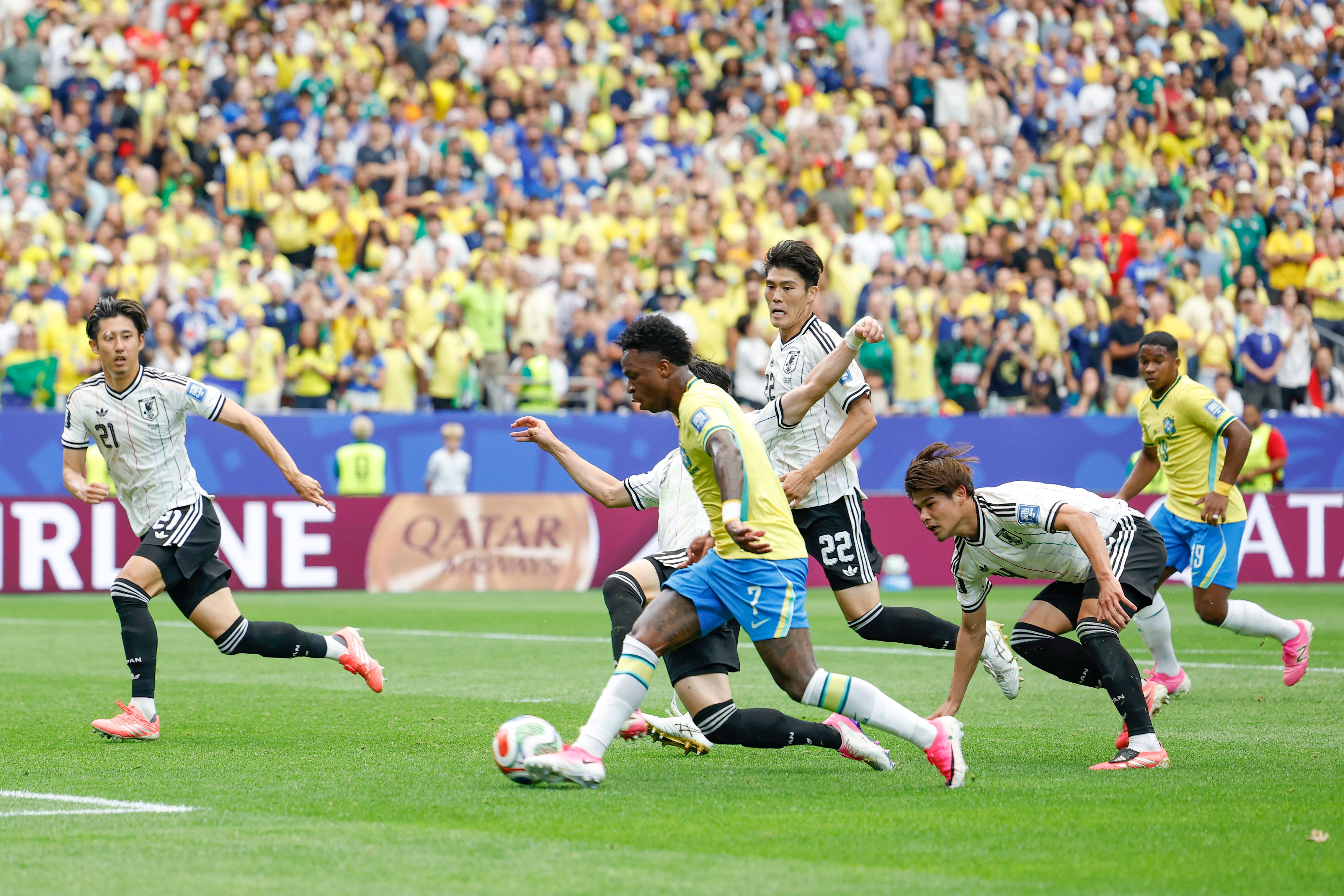 Brasil derrota Japão por 2 a 1 e avança às oitavas da Copa do Mundo
