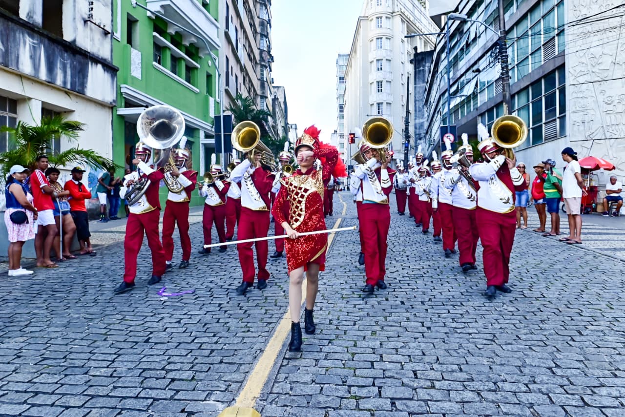 Estudantes ganham protagonismo com desfiles de fanfarras e balizadores no 2 de Julho em Salvador