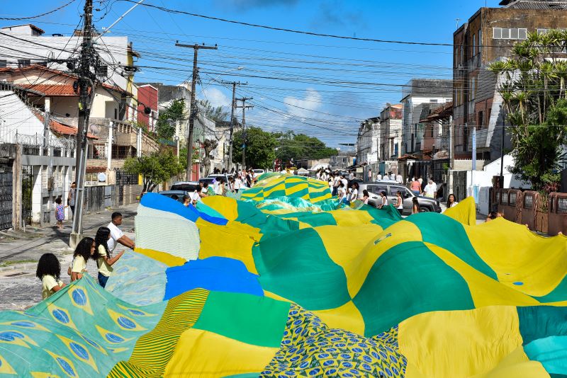Fanfarra de escola municipal participa de desfile de pré-copa na Cidade Baixa com bandeirão neste sábado (6)