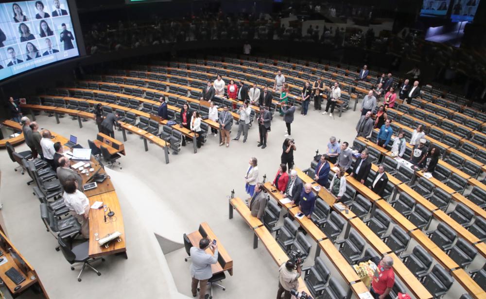 Semana começa esvaziada no Senado e sem definições na Câmara