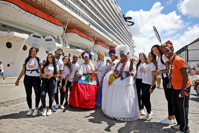 Navio com mais de 5 mil turistas desembarca em Salvador nesta terça de Carnaval