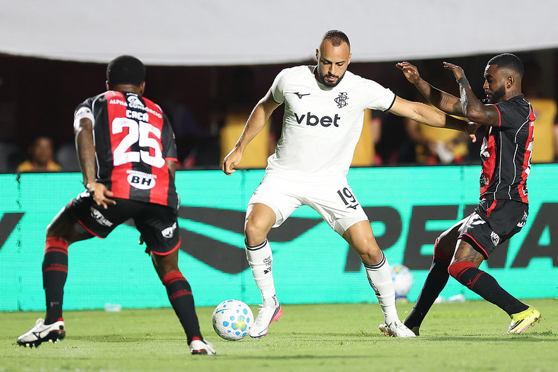 Vitória vence o Botafogo no Barradão e amplia vantagem sobre o Z-4