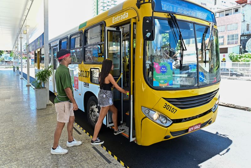 Linhas especiais gratuitas transportam 66,5 mil pessoas e número de veículos privados cai 18% no primeiro dia de Carnaval