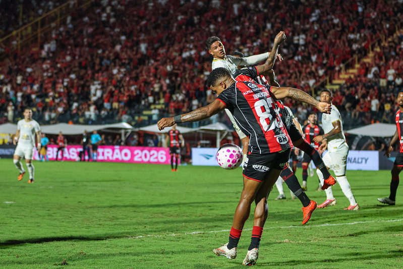 Vitória goleia a lanterna Chapecoense no Barradão