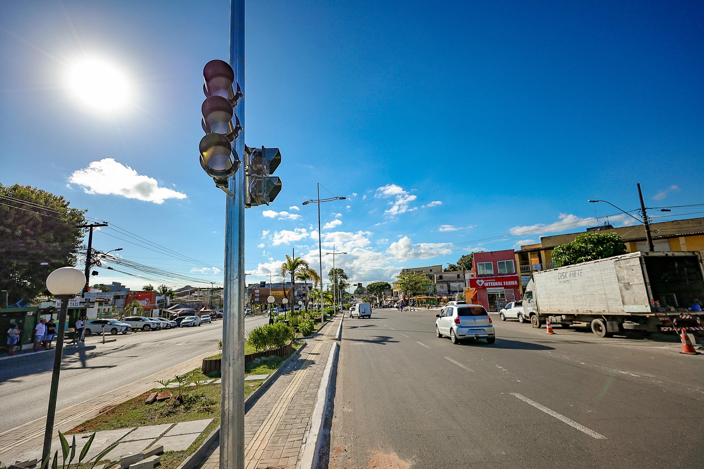 Prefeitura moderniza sinalização viária com implantação de novos semáforos inteligentes