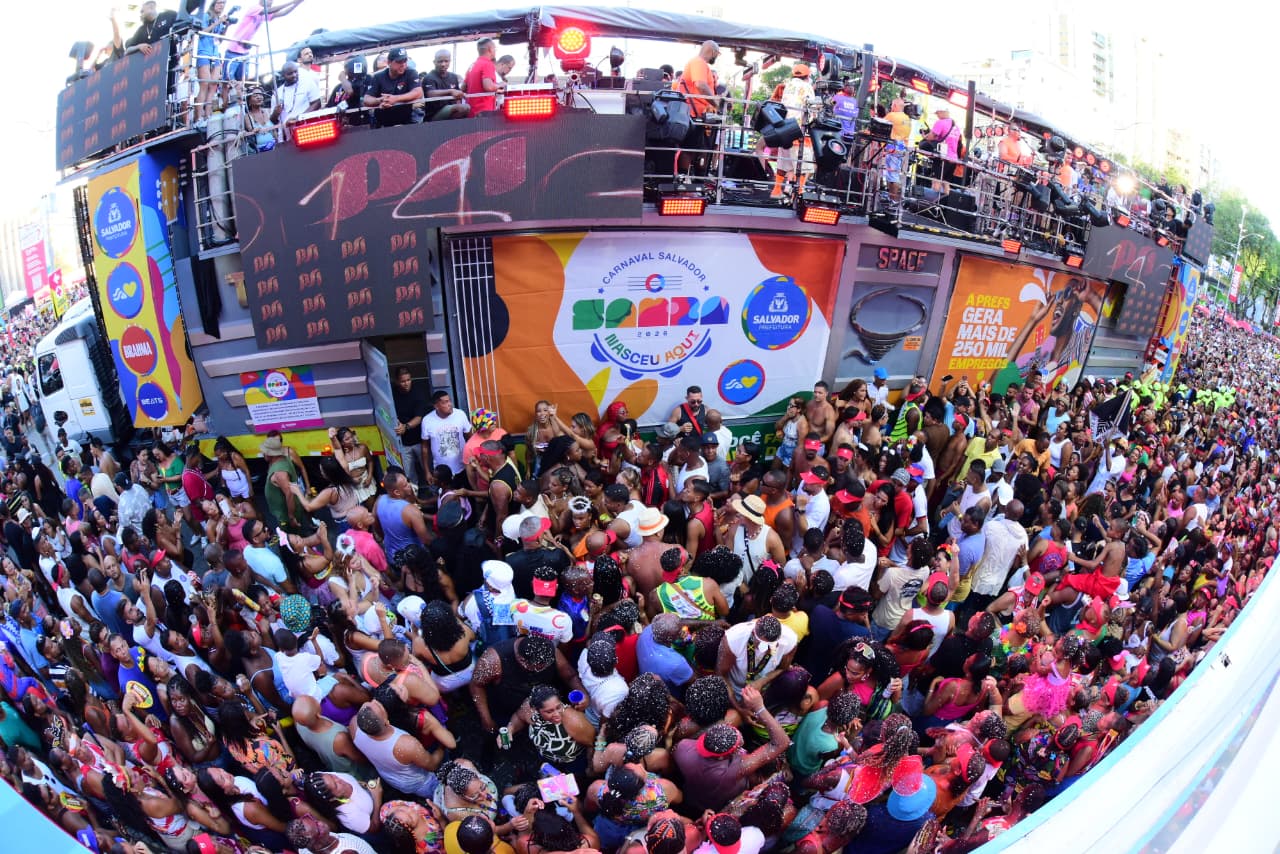 Com apoio da Prefeitura, Psirico abre passagem no Campo Grande com sucessos do pagodão raiz