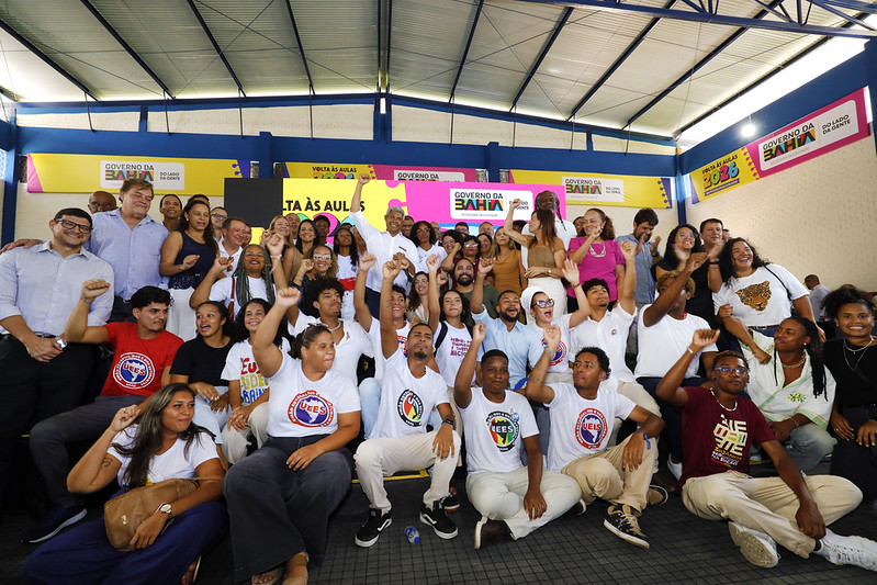 Governador abre ano letivo de 2026 da rede estadual durante inauguração de colégio requalificado em Salvador
