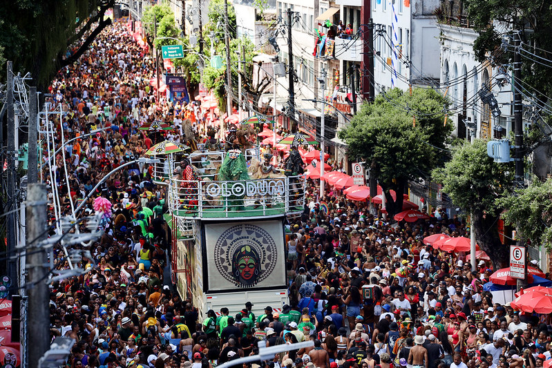 Pipoca do Olodum arrasta multidão com espetáculo de percussão no Campo Grande
