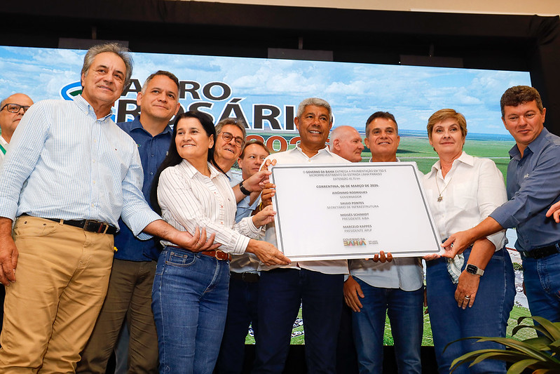 Em Correntina, governador participa de feira agro e reforça segurança e infraestrutura viária no distrito de Rosário