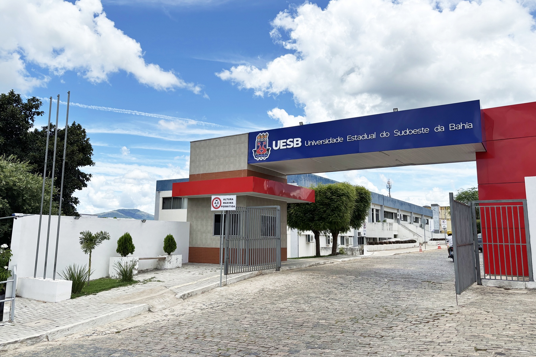 Uesb abre seleção para professor substituto em Itapetinga, Jequié e Conquista