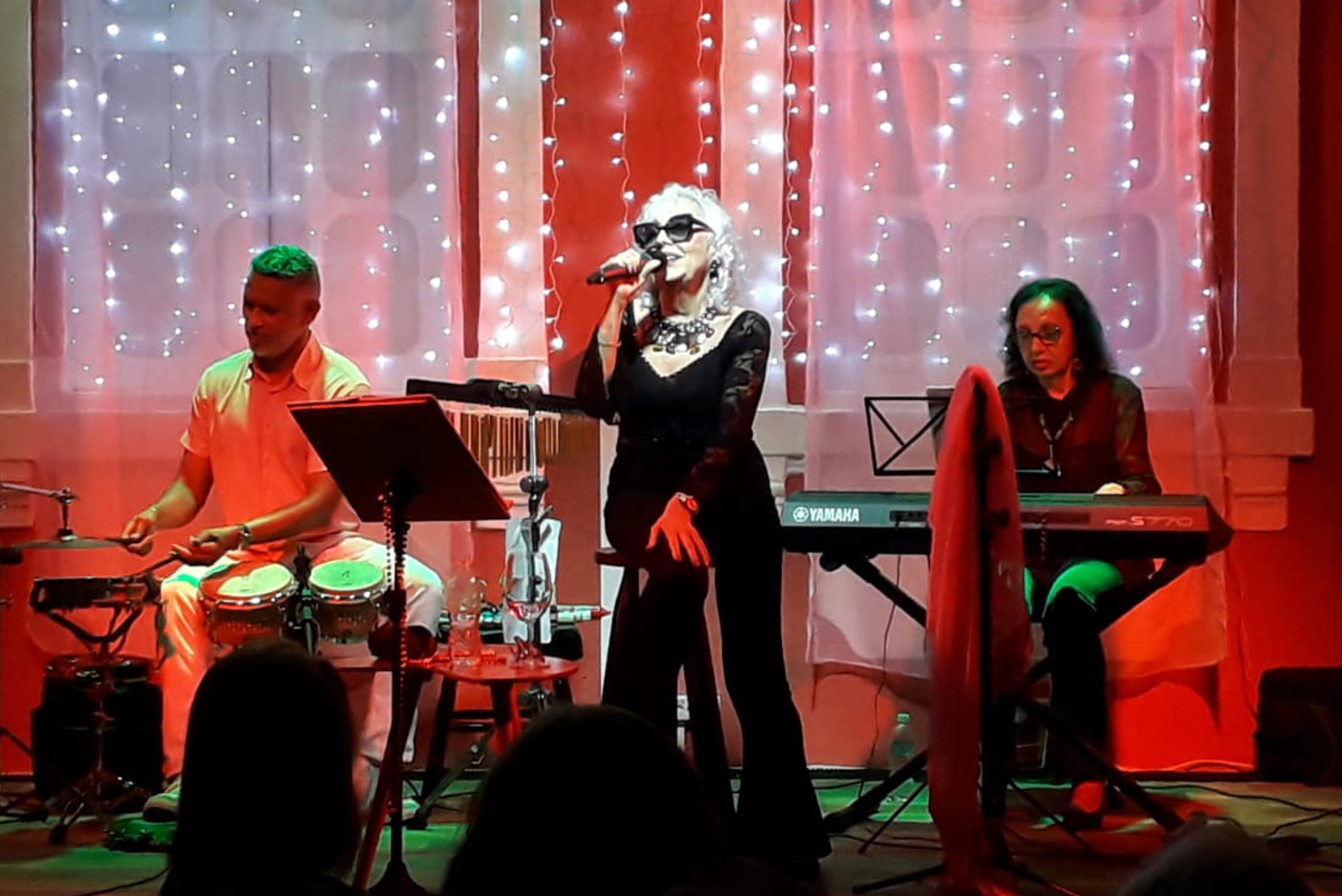 Pôr do Sol em Paris: Lussy Dinniz encanta com clássicos da música francesa no Rio Vermelho