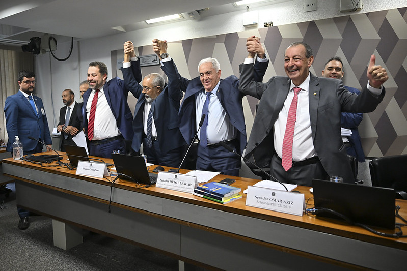 CCJ do Senado aprova proposta que acaba com escala 6x1